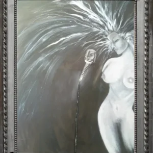 Siyah beyaz sürrealist tablo. Gözleri kapalı, saçları ışık huzmeleri ve ses dalgaları gibi dağılan çıplak kadın figürü ve önünde duran nostaljik mikrofon.