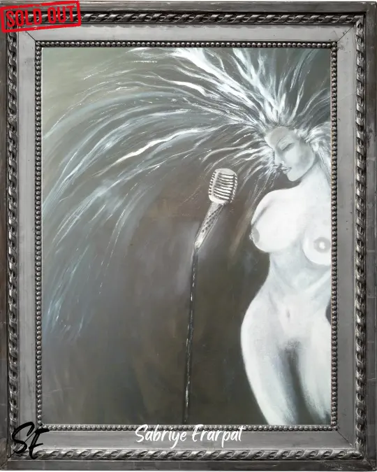 Siyah beyaz sürrealist tablo. Gözleri kapalı, saçları ışık huzmeleri ve ses dalgaları gibi dağılan çıplak kadın figürü ve önünde duran nostaljik mikrofon.