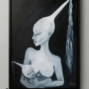 Sabriye Erarpat imzalı, koyu arka plan üzerinde monokrom beyaz ve mavi tonlarında sürreal anne ve çocuk figürü. Anne figürünün uzun, sivri başlığının ucundan bir su şelalesi dökülüyor. Kucağındaki bebeğin gözleri kapalı, huzurlu bir ifadesi var. Lüks ahşap çerçeve içinde sunulan bu eser, 'Sabır' temasını işliyor.