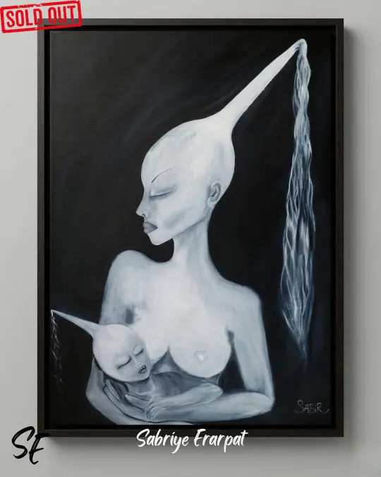 Sabriye Erarpat imzalı, koyu arka plan üzerinde monokrom beyaz ve mavi tonlarında sürreal anne ve çocuk figürü. Anne figürünün uzun, sivri başlığının ucundan bir su şelalesi dökülüyor. Kucağındaki bebeğin gözleri kapalı, huzurlu bir ifadesi var. Lüks ahşap çerçeve içinde sunulan bu eser, 'Sabır' temasını işliyor.