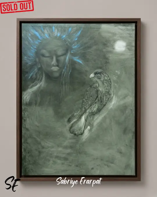 Sabriye Erarpat imzalı, kapalı gözlü bir kadın silüetinden yayılan mavi aura ve bir şahin figürünü buluşturan, mistik gri ve toprak tonlarında 70x100 cm sürrealist sembolik yağlıboya tablo.