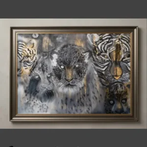 70x100 cm ebatlarında yağlıboya tekniğiyle Sabriye Erarpat tarafından yapılmış koleksiyonluk sürrealist yağlıboya tablo. Eserde gri, siyah ve altın tonlarının iç içe geçtiği puslu bir arka plandan izleyiciye bakan gizemli leopar ve kaplan yüzleri, derin bir ruhsal bekleyişi tasvir ediyor.