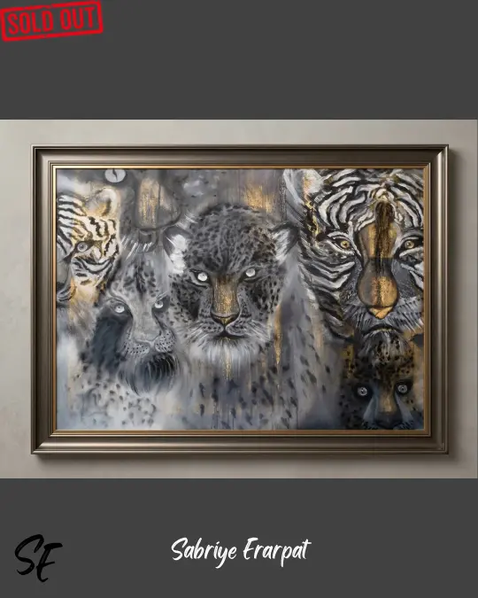 70x100 cm ebatlarında yağlıboya tekniğiyle Sabriye Erarpat tarafından yapılmış koleksiyonluk sürrealist yağlıboya tablo. Eserde gri, siyah ve altın tonlarının iç içe geçtiği puslu bir arka plandan izleyiciye bakan gizemli leopar ve kaplan yüzleri, derin bir ruhsal bekleyişi tasvir ediyor.