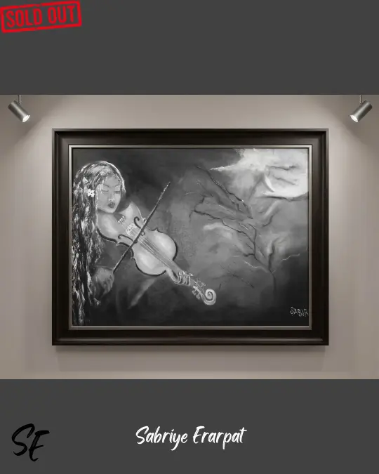 Sabriye Erarpat imzalı 70x100 yağlıboya, keman çalan bir kadının doğanın ve rüzgarın gücüyle bütünleştiği felsefi ve sürrealist siyah beyaz tablo.