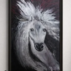 Sabriye Erarpat fırçasından, yoğun dokulu, siyah arka plan üzerine beyaz ve gümüş tonların hakim olduğu, yelesi rüzgarda savrulan siyah beyaz sürrealist tablo.