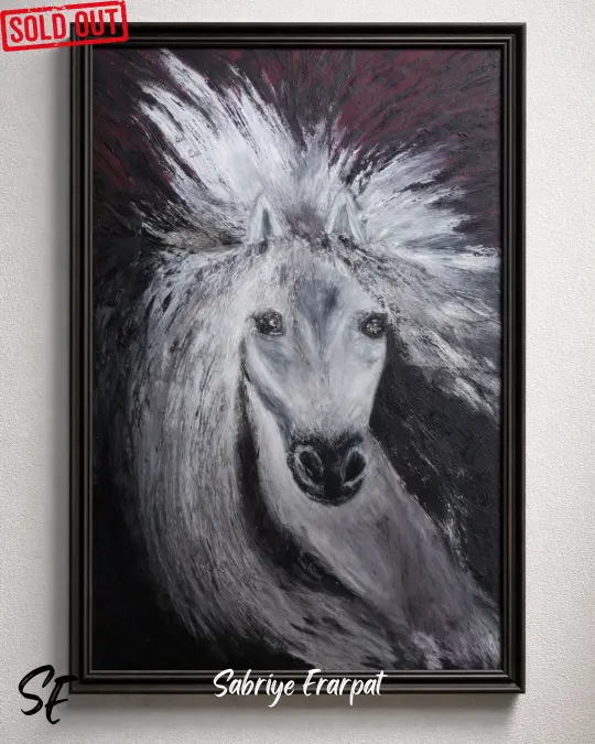 Sabriye Erarpat fırçasından, yoğun dokulu, siyah arka plan üzerine beyaz ve gümüş tonların hakim olduğu, yelesi rüzgarda savrulan siyah beyaz sürrealist tablo.