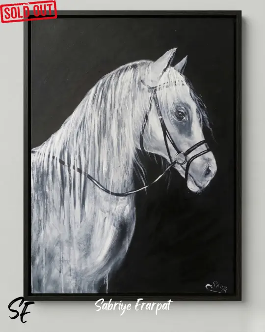 Karanlık arka plandan ışıkla beliren asil bir at profilini gösteren, siyah beyaz zıtlıklarının işlendiği, lüks iç mekanlar için sürrealist monokrom tablo.