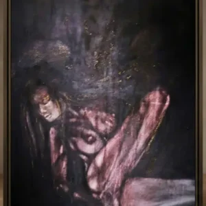 Sabriye Erarpat imzalı koleksiyonluk sürrealist tablo. Geceyi andıran zifiri karanlık bir arka planın içinden kıvrılarak doğan, et ve ruh arasındaki arafı simgeleyen çıplak kadın figürü. Sürrealist fırça darbeleriyle resmedilmiş bedenin etrafında süzülen altın varak dokunuşları, hiçliğin ortasındaki kozmik aydınlanmayı ve yaratılış çilesini betimliyor.