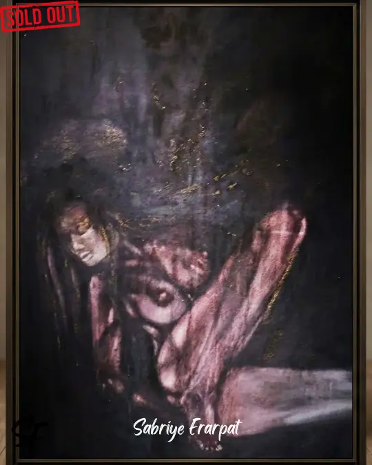 Sabriye Erarpat imzalı koleksiyonluk sürrealist tablo. Geceyi andıran zifiri karanlık bir arka planın içinden kıvrılarak doğan, et ve ruh arasındaki arafı simgeleyen çıplak kadın figürü. Sürrealist fırça darbeleriyle resmedilmiş bedenin etrafında süzülen altın varak dokunuşları, hiçliğin ortasındaki kozmik aydınlanmayı ve yaratılış çilesini betimliyor.