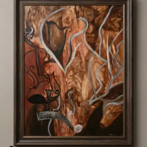 Sabriye Erarpat imzalı, ahşap tonlarında keman, arp, geyik figürleri ve bir tırpan barındıran, varoluşsal temalı özel koleksiyon sürrealist tablo. Çerçeveli yağlıboya eserde, fani yaşamı ve kaderi simgeleyen dumanımsı beyaz çizgiler figürleri birbirine bağlıyor.