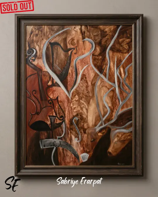 Sabriye Erarpat imzalı, ahşap tonlarında keman, arp, geyik figürleri ve bir tırpan barındıran, varoluşsal temalı özel koleksiyon sürrealist tablo. Çerçeveli yağlıboya eserde, fani yaşamı ve kaderi simgeleyen dumanımsı beyaz çizgiler figürleri birbirine bağlıyor.