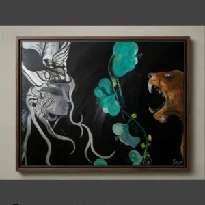 Sabriye Erarpat tarafından yaratılan özel koleksiyon sürrealist tablo. Zifiri karanlık arka planda sol tarafta siyah beyaz organik desenlerle bezenmiş sakin bir kadın profili, merkezde parlayan turkuaz renkli mistik bir çiçek dalı ve sağ tarafta kükreyen, vahşi bir aslan figürü detaylı yağlıboya fırça darbeleriyle resmedilmiştir.