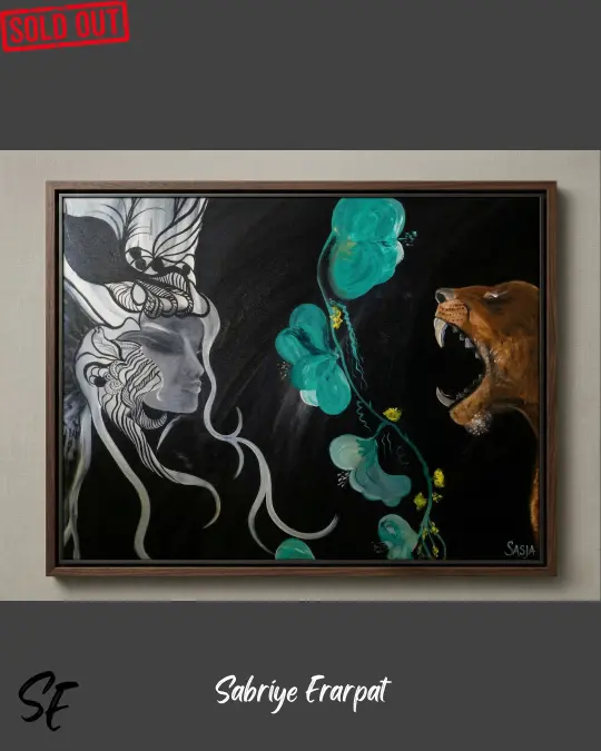 Sabriye Erarpat tarafından yaratılan özel koleksiyon sürrealist tablo. Zifiri karanlık arka planda sol tarafta siyah beyaz organik desenlerle bezenmiş sakin bir kadın profili, merkezde parlayan turkuaz renkli mistik bir çiçek dalı ve sağ tarafta kükreyen, vahşi bir aslan figürü detaylı yağlıboya fırça darbeleriyle resmedilmiştir.