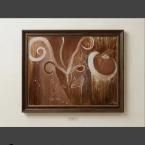 Sabriye Erarpat imzalı felsefi temalı sürrealist tablo. Kahverengi ve bakır tonlarının hakim olduğu tuval üzerinde, evrensel bir doğuşu simgeleyen kozmik bir tohum, rüzgarda savrulan beyaz müzik notaları ve ruhani kuş figürünü andıran organik çizgilerle bezenmiş lüks duvar sanatı.