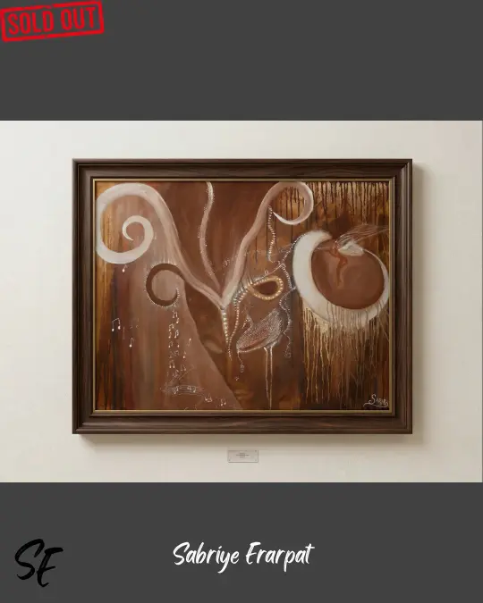 Sabriye Erarpat imzalı felsefi temalı sürrealist tablo. Kahverengi ve bakır tonlarının hakim olduğu tuval üzerinde, evrensel bir doğuşu simgeleyen kozmik bir tohum, rüzgarda savrulan beyaz müzik notaları ve ruhani kuş figürünü andıran organik çizgilerle bezenmiş lüks duvar sanatı.