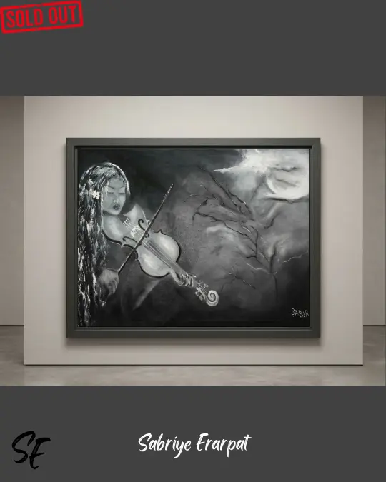 Sabriye Erarpat imzalı koleksiyonluk siyah beyaz sürrealist tablo. Gece vaktinde, kapalı gözlerle keman çalan kadın figürü. Arka planda parlayan kozmik bir ay ışığı ve faniliği simgeleyen kurumuş ağaç dallarıyla bezenmiş tuval üzeri derinlikli sanat eseri.