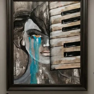 Sabriye Erarpat tarafından tuval üzerine çalışılmış sürrealist müzik temalı tablo. Eserde, melankolik kehribar renkli bir göze sahip kadının yüzünün yarısı görünürken, diğer yarısı organik bir şekilde piyano tuşlarına dönüşüyor. Kadının gözünden süzülen kalın, canlı turkuaz renkli gözyaşları, eskitilmiş dokulu siyah ve kahverengi arka plan üzerinde aşağıya doğru akıyor. Piyano tuşlarının üzerinde dikey olarak sanatçının meditatif 'SABIR' imzası yer alıyor.