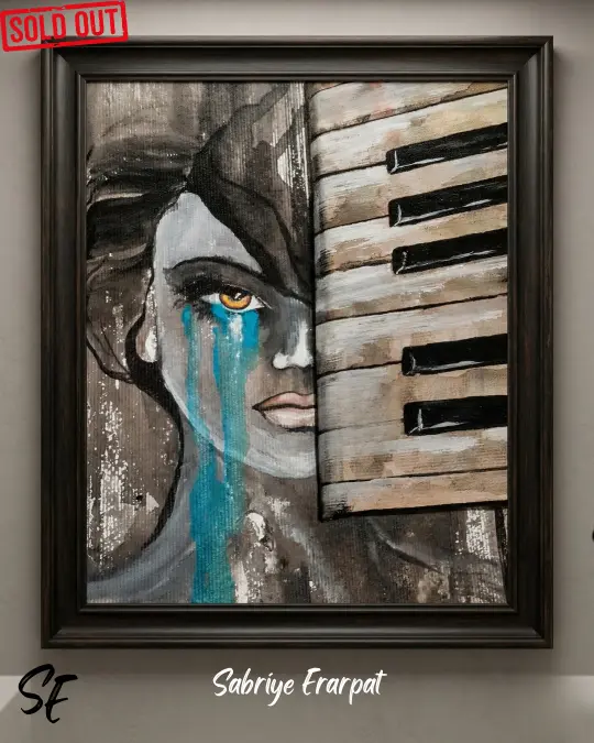 Sabriye Erarpat tarafından tuval üzerine çalışılmış sürrealist müzik temalı tablo. Eserde, melankolik kehribar renkli bir göze sahip kadının yüzünün yarısı görünürken, diğer yarısı organik bir şekilde piyano tuşlarına dönüşüyor. Kadının gözünden süzülen kalın, canlı turkuaz renkli gözyaşları, eskitilmiş dokulu siyah ve kahverengi arka plan üzerinde aşağıya doğru akıyor. Piyano tuşlarının üzerinde dikey olarak sanatçının meditatif 'SABIR' imzası yer alıyor.